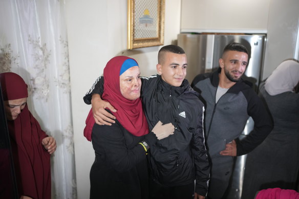 Palestinian priso<em></em>ner Israa Jaabis is welcomed by her family after being released as part of a deal between Israel and Hamas on November 26, 2023 in the Jabel Mukaber neighbourhood of East Jerusalem. 