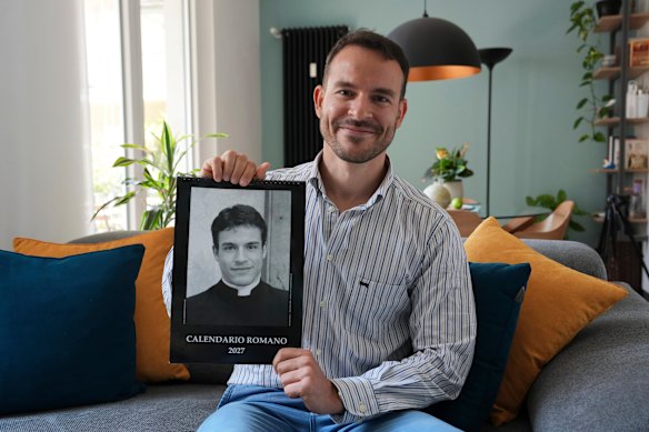 Ora 39enne assistente di volo, Giovanni Galizia ne aveva appena 17 quando amici comuni lo misero in contatto con il fotografo del calendario.