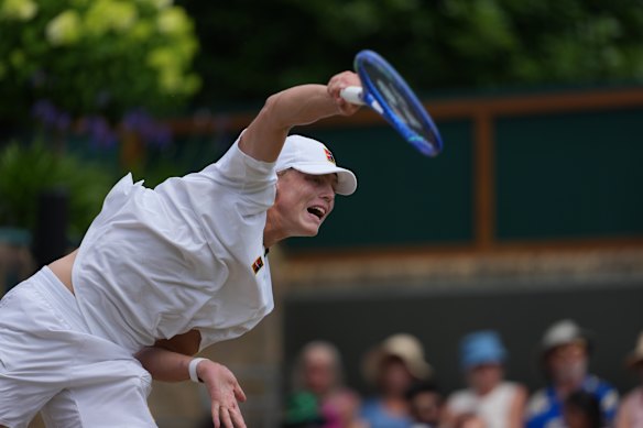 El servicio de Hewitt fue un factor importante en su éxito en Wimbledon.