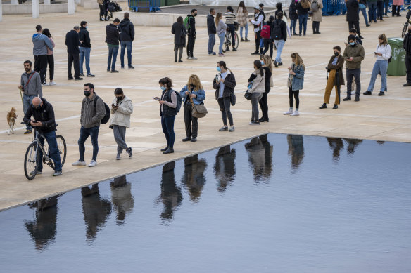 Israelis lining up for COVID tests in Tel Aviv. WHO says the 9.5 million weekly record is certain to be an underestimate of worldwide infections. 