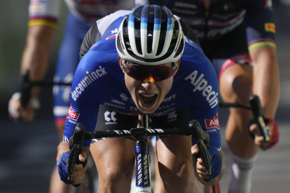 Jasper Philipsen claims the stage victory in Carcassonne.