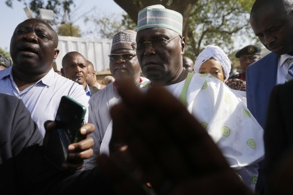 Nijerya'nın muhalefet partisi Halkın Demokratik Partisi'nin (ortada) cumhurbaşkanı adayı Atiku Abubakar Cumartesi günü Nijerya'nın Yola kentinde.