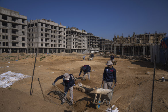 Filistinli bir ekip, Gazze Şeridi'nde Mısır tarafından finanse edilen bir konut projesinin hazırlıkları sırasında Ocak ayında keşfedildiğinden beri bölgeyi kazıyor. 