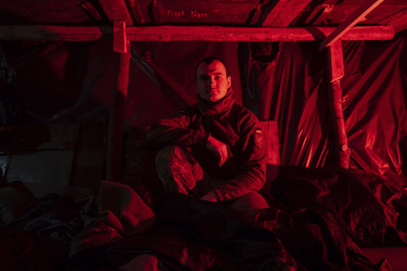 80. Hava Taarruz tugayının Ukraynalı paraşütçüsü Vladyslav, Cuma günü Bakhmut yakınlarındaki cephe hattındaki bir sığınağın içinde dinleniyor.