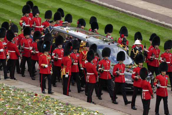 The hearse carrying Queen Elizabeth II arrives at Windsor. 