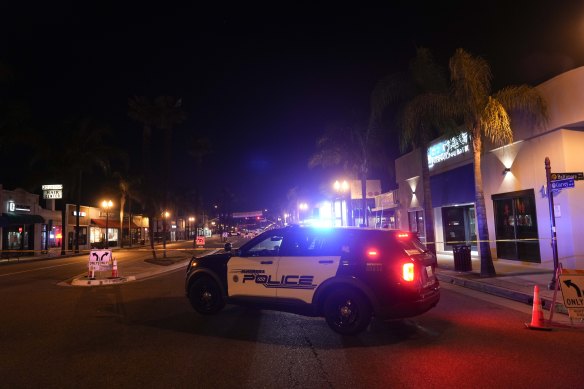 Polis, California, Monterey Park'ta silahlı saldırı mahallinde.