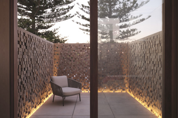 Made from 4700 hand-made wooden blocks, the screen conceals Waverley Cemetery across the road. 