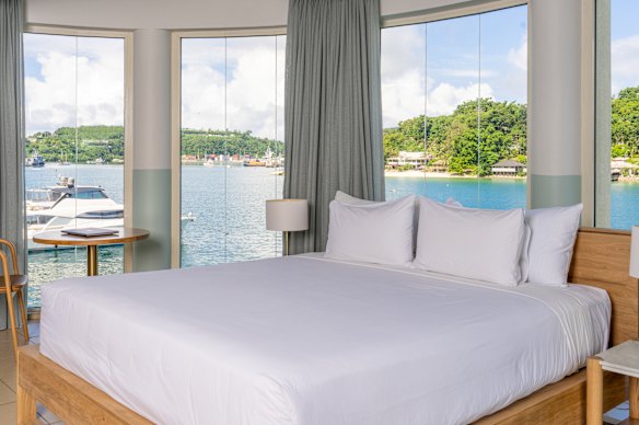 La vista desde una de las 74 habitaciones frente al mar en el Grand Hotel and Casino.