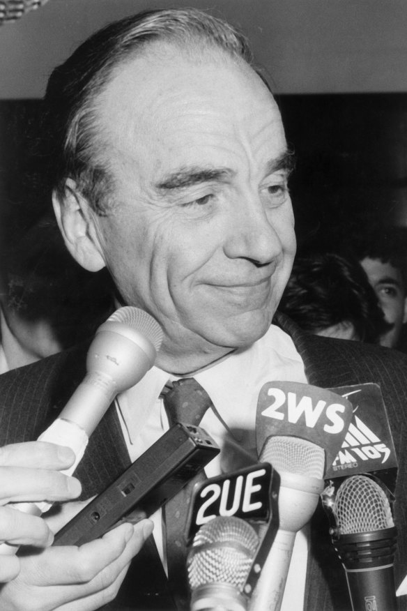 Rupert Murdoch arrives in Sydney from the US in January 1987 to have further discussions about the takeover bid of The Herald and Weekly Times. 