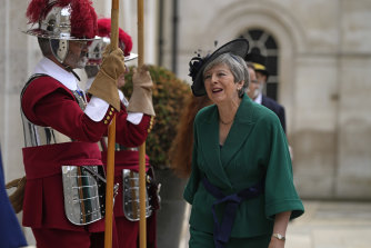 Bir Jübile resepsiyonuna gelirken resmedilen eski İngiliz başbakanı Theresa May'in desteği şimdi şüpheli. 