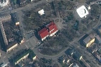 Pazartesi günü Ukrayna'nın Mariupol kentindeki Mariupol Drama Tiyatrosu, binanın önünde ve arkasında zemine “çocuklar” kelimesiyle boyandı.