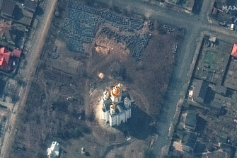 這張由 Maxar Technologies 提供的衛星圖像顯示了 Bucha 的全景，中心是聖安德魯教堂和一個可能的萬人坑。