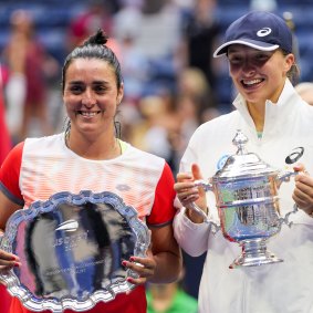 Ons Jabeur and victor Iga Swiatek (right) after the 2022 US Open women’s final.