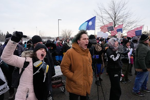 Manifestantes gritam com autoridades federais em Minneapolis no sábado.