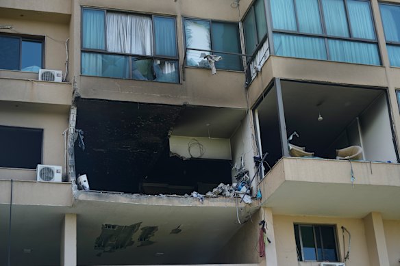 Sebuah apartemen residensial yang rusak akibat serangan udara Israel di tenggara Beirut, Lebanon.