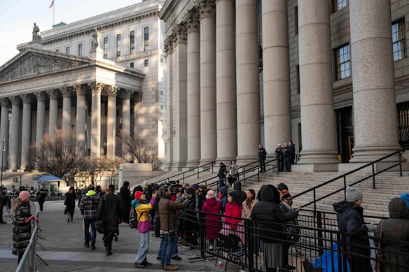 Pessoas fazem fila para entrar no tribunal federal de Manhattan antes da audiência de Luigi Mangione na sexta-feira.