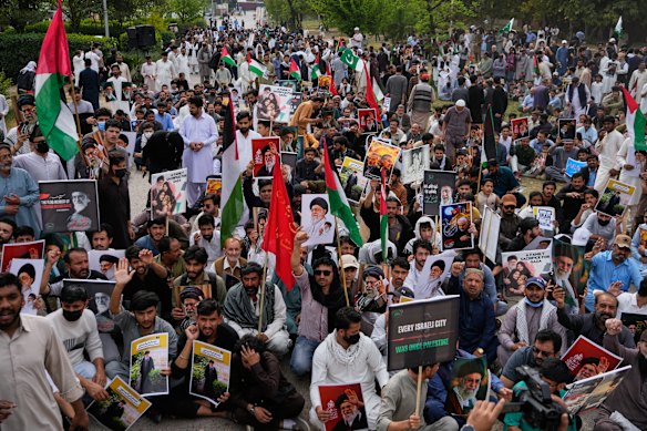 يشارك المسلمون الشيعة في احتجاج للتنديد بقتل الزعيم الأعلى الإيراني آية الله علي خامنئي.