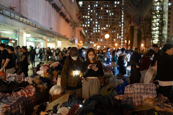 Voluntários fornecem roupas e suprimentos para os residentes sobreviventes após o incêndio mortal. 