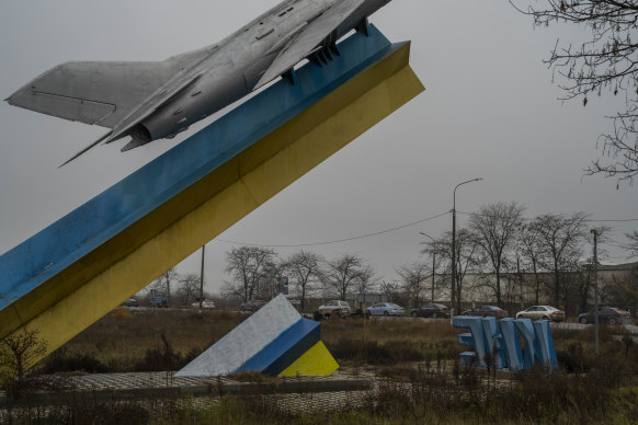 Cars leave Kherson, southern Ukraine, on Saturday, November 26.