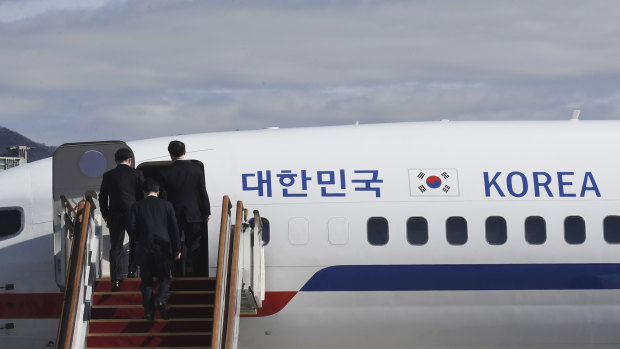 A group of high-level South Korean officials has left for North Korea for talks on North Korea's nuclear program and ways to help resume talks between Pyongyang and Washington. 