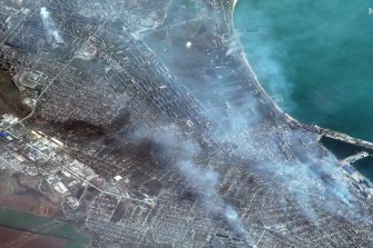 Maxar Technologies tarafından sağlanan bu uydu görüntüsü, Ukrayna'nın batısındaki Mariupol'da yanan liman tesislerinin ve binaların bir görünümünü göstermektedir.