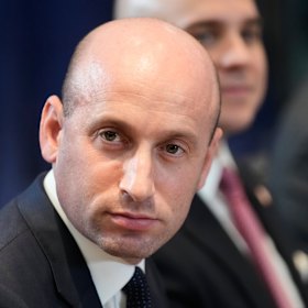 O conselheiro linha-dura de segurança interna de Trump, Stephen Miller, inverteu sua posição sobre o assassinato do cidadão americano Alex Pretti.
