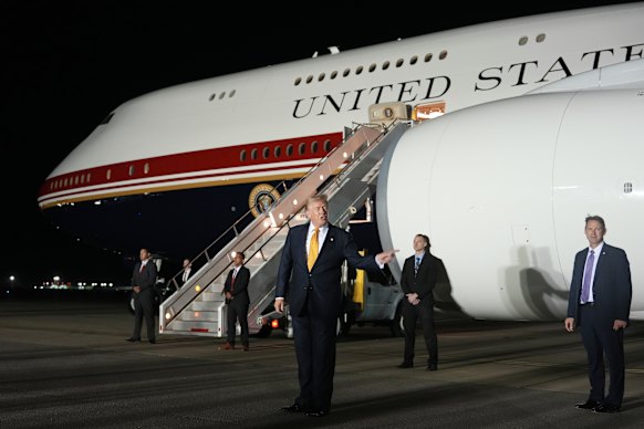 Il presidente Donald Trump ha cambiato improvvisamente aereo dopo il vertice NATO di questo mese, dopo che c’era stata una minaccia credibile da parte delle forze iraniane che lo prendevano di mira, riferisce il NYT. 