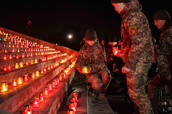  Ukrainian servicemen hold candles during a memorial ceremony in Kyiv marking 1000 days of the Russia-Ukraine war, November 2024. 