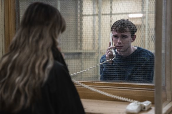 A aeromoça Jo Conran é chantageada para contrabandear heroína para proteger seu filho adolescente Sonny (Harry Cadby).