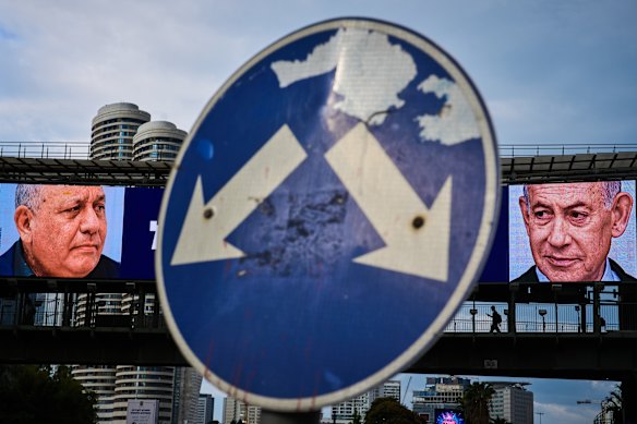Una campagna televisiva pubblicitaria su un ponte con il primo ministro israeliano Benjamin Netanyahu, a destra, e il suo principale rivale, il candidato dell'opposizione Gadi Eisenkot, prima delle elezioni.
