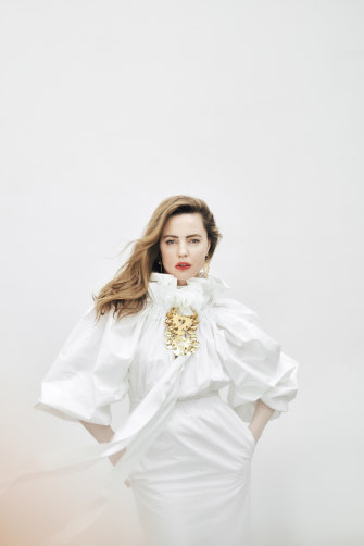Melissa porte des vêtements et des bijoux Bateau