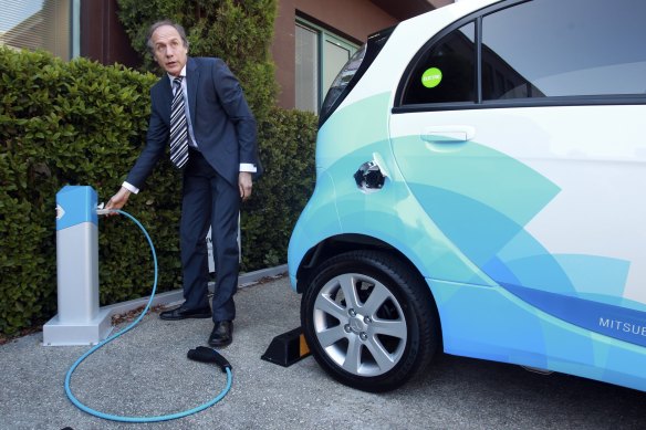 Chief Scientist Alan Finkel recharging an electric car