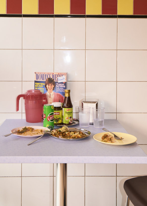 The menu is inside old women’s magazines.