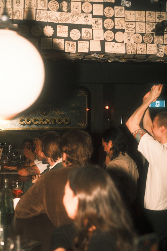 Montanhas-russas das competições de quarta-feira à noite no The Black Cockatoo.