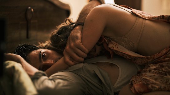 Jacob Elordi as Dorrigo Evans and Olivia DeJonge as Ella in The Narrow Road to the Deep North. 