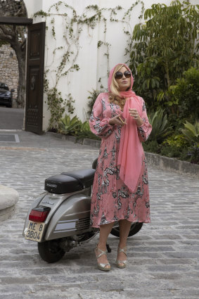 Jennifer Coolidge’s wealthy Tanya goes full Monica Vitti.