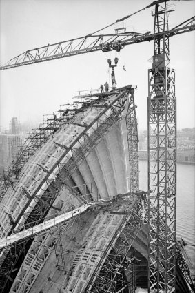 The highest segment on the roof of the Sydney Opera House is moved into position in 1967.