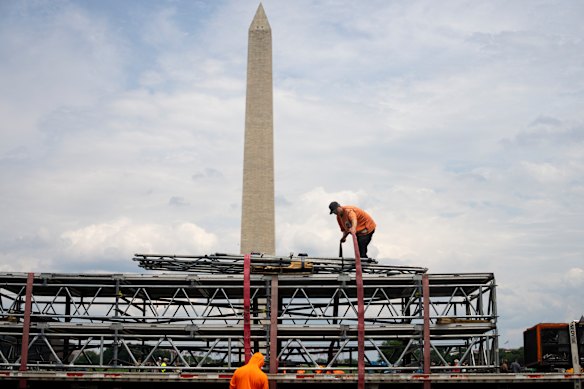 La costruzione del National Mall è in piena vista del Monumento a Washington.