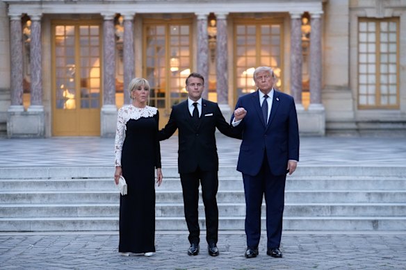 Il presidente francese Emmanuel Macron e la moglie Brigitte con il presidente americano Donald Trump alla Reggia di Versailles.