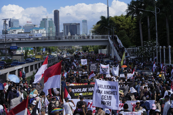 Hundreds of people rally in Jakarta yesterday to demand the impeachment of Indonesian President Joko Widodo on allegations of meddling in the presidential election.