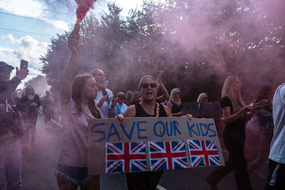 Pessoas que protestam pelo uso do Bell Hotel em Epping, Inglaterra, para migrantes habitacionais.