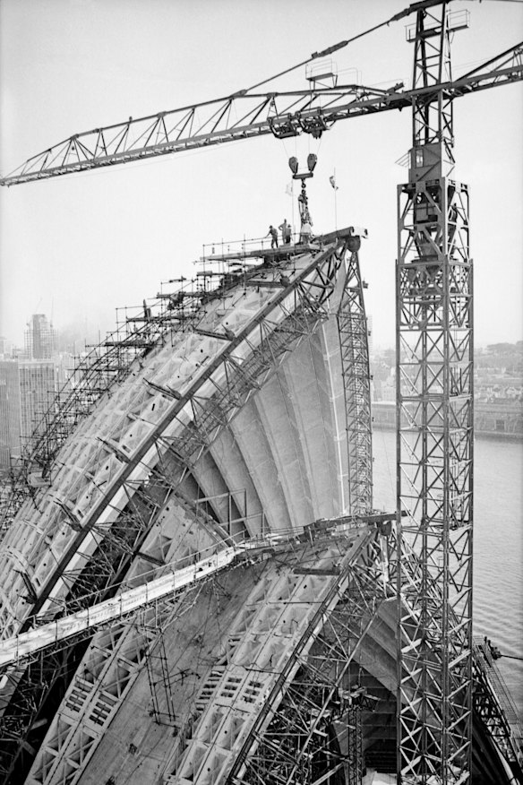 The highest segment on the roof of the Sydney Opera House is moved into position in 1967.