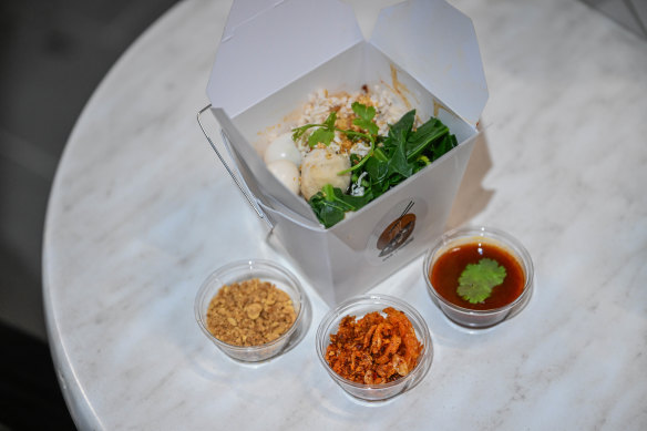 Noodles with the original soy sauce flavour (and condiments).