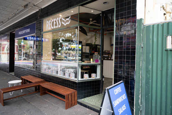 Customers can relax at the window
counter or footpath seating.