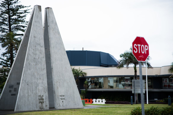 The NSW/QLD state line in Coolangatta. 