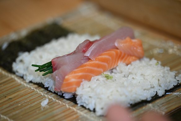 Arrange fish on top of the rice.
