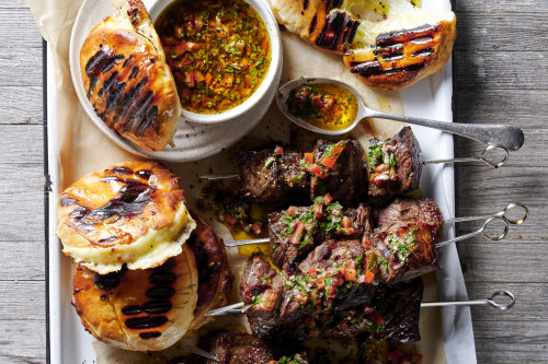 Picanha beef skewers with cheese-stuffed flatbreads.