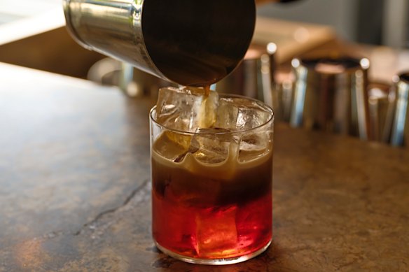 El cóctel Guinness Americano sabe a “chocolate negroni”.