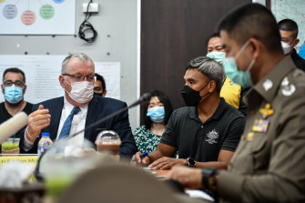 週一，澳大利亞駐泰國大使艾倫·麥金農（左）在與警察中將蘇拉查特·哈克帕恩（右）舉行的新聞發布會上。 