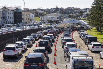 Drivers queue for COVID tests at Bondi Beach on Tuesday.